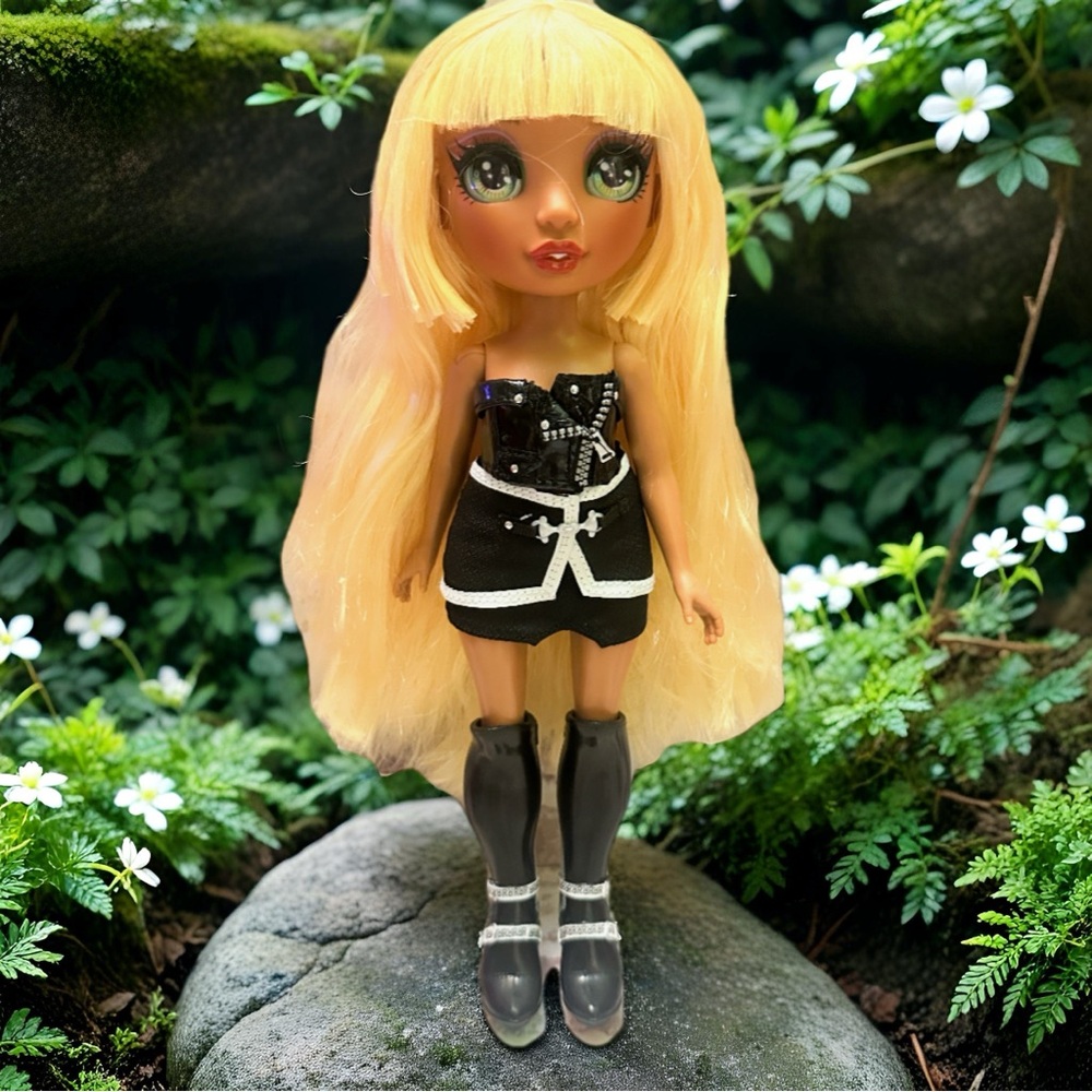 Rainbow High 💛💛🌈🌈Sunny Madison Stylish Doll with Blonde Hair and Black Outfit